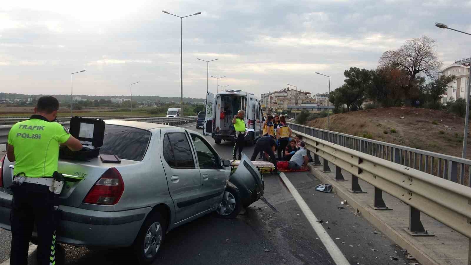 Otomobilin bariyerlere çarptığı kazada can pazarı yaşandı