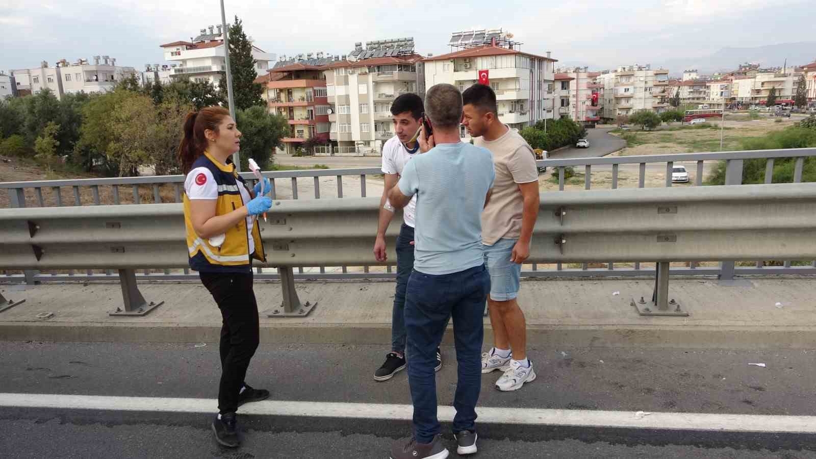 Otomobilin bariyerlere çarptığı kazada can pazarı yaşandı