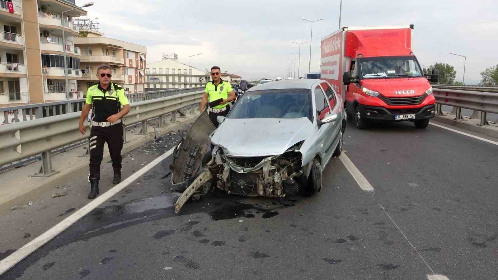 Otomobilin bariyerlere çarptığı kazada can pazarı yaşandı