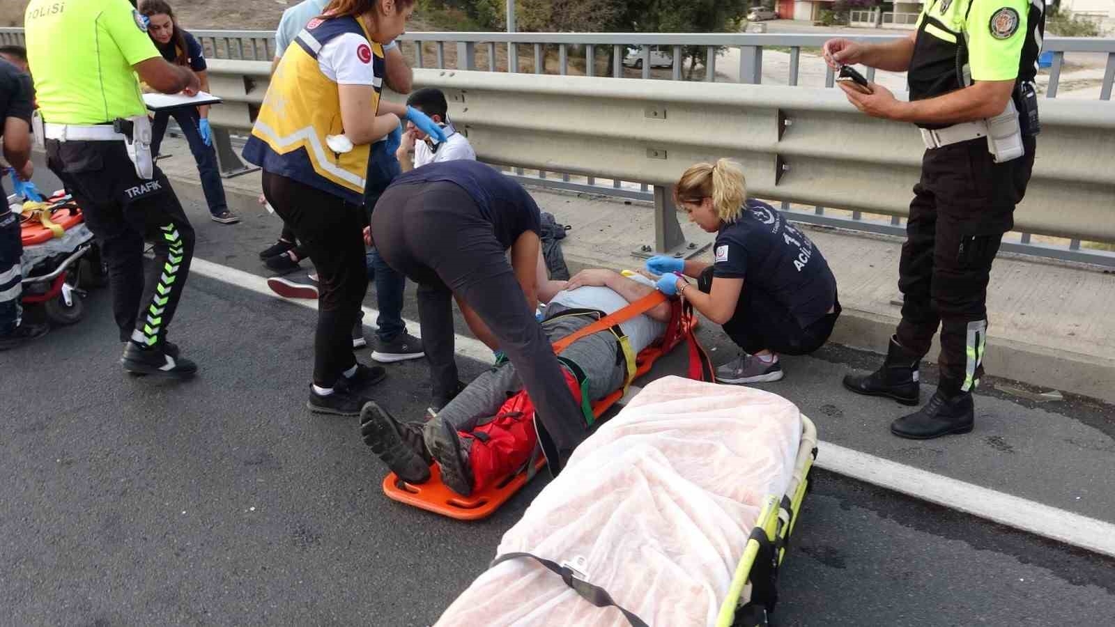 Otomobilin bariyerlere çarptığı kazada can pazarı yaşandı