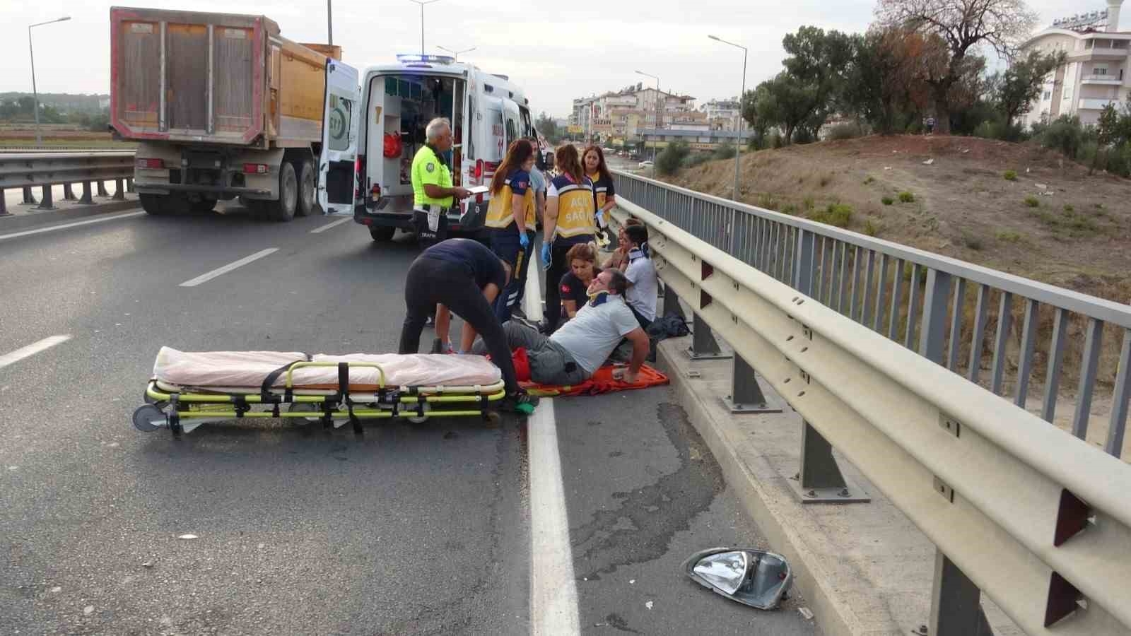 Otomobilin bariyerlere çarptığı kazada can pazarı yaşandı