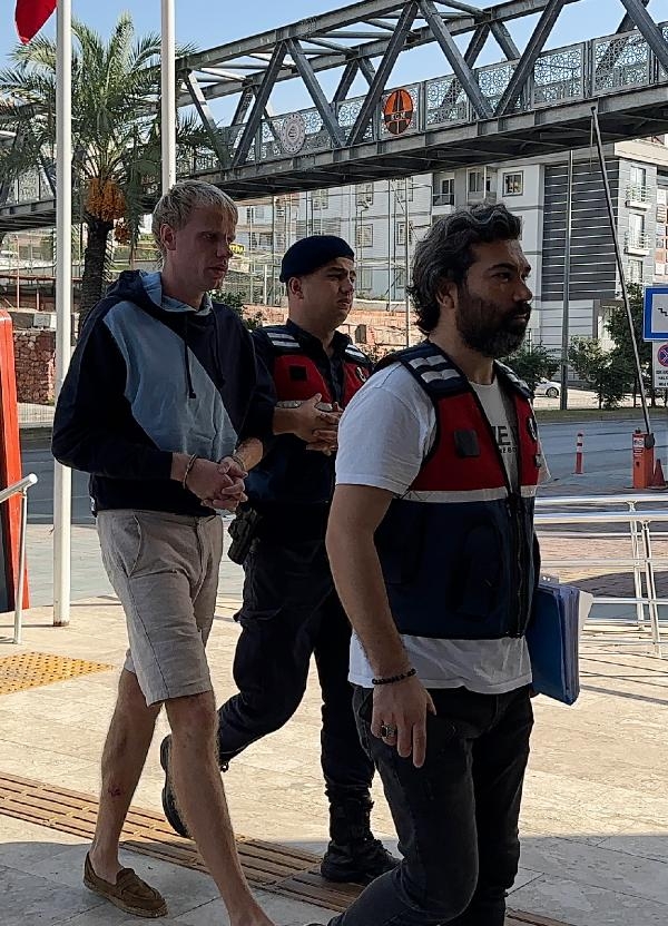Parasını gasbeden motosikletli 2 şüpheliyi cipiyle çarparak öldürdü