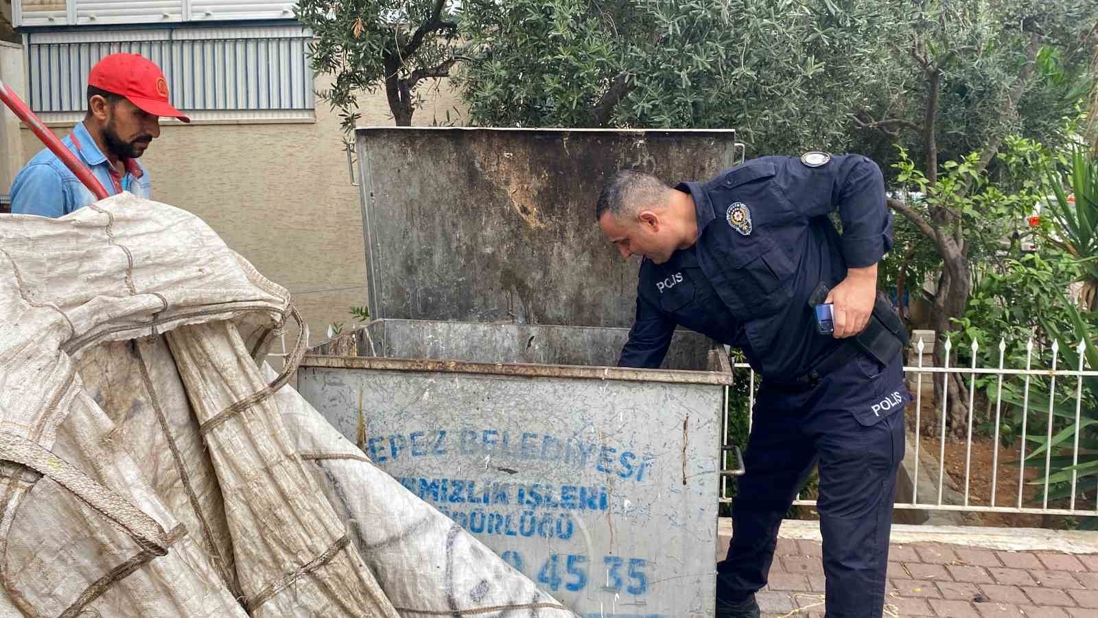 Polise çöp konteynerinde didik didik silah arattı, çıkmayınca polis arabasından inerek kendi elleriyle teslim etti