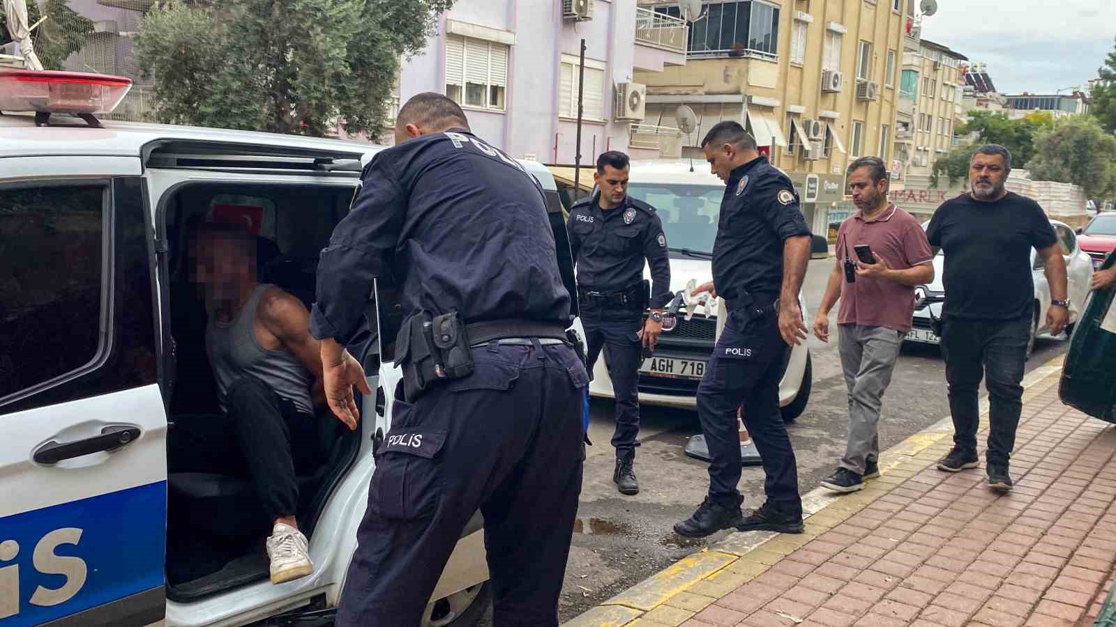 Polise çöp konteynerinde didik didik silah arattı, çıkmayınca polis arabasından inerek kendi elleriyle teslim etti