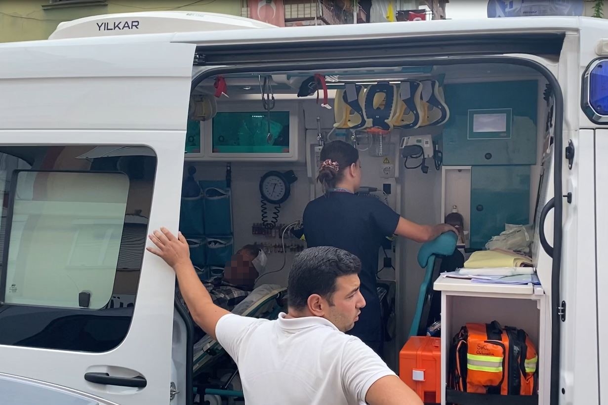 Polise çöp konteynerinde didik didik silah arattı, çıkmayınca polis arabasından inerek kendi elleriyle teslim etti
