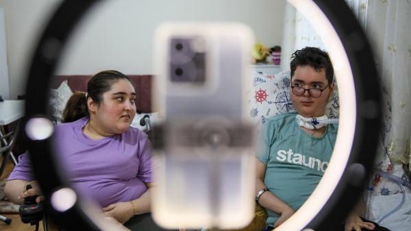 SMA'lı kardeşler, çektikleri mizah videoları ile yaşama tutunuyor