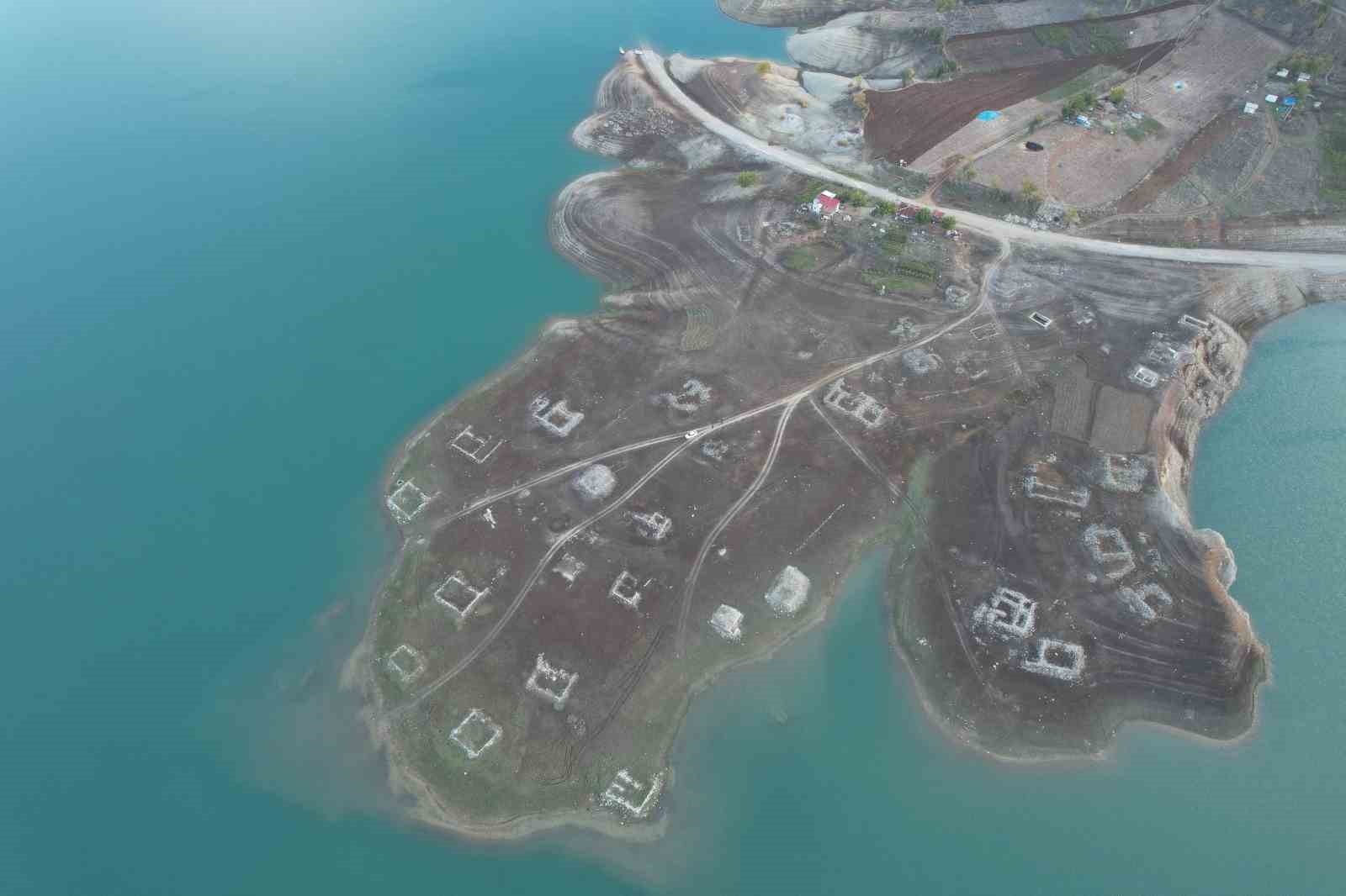 Sular çekildi eski köy ortaya çıktı