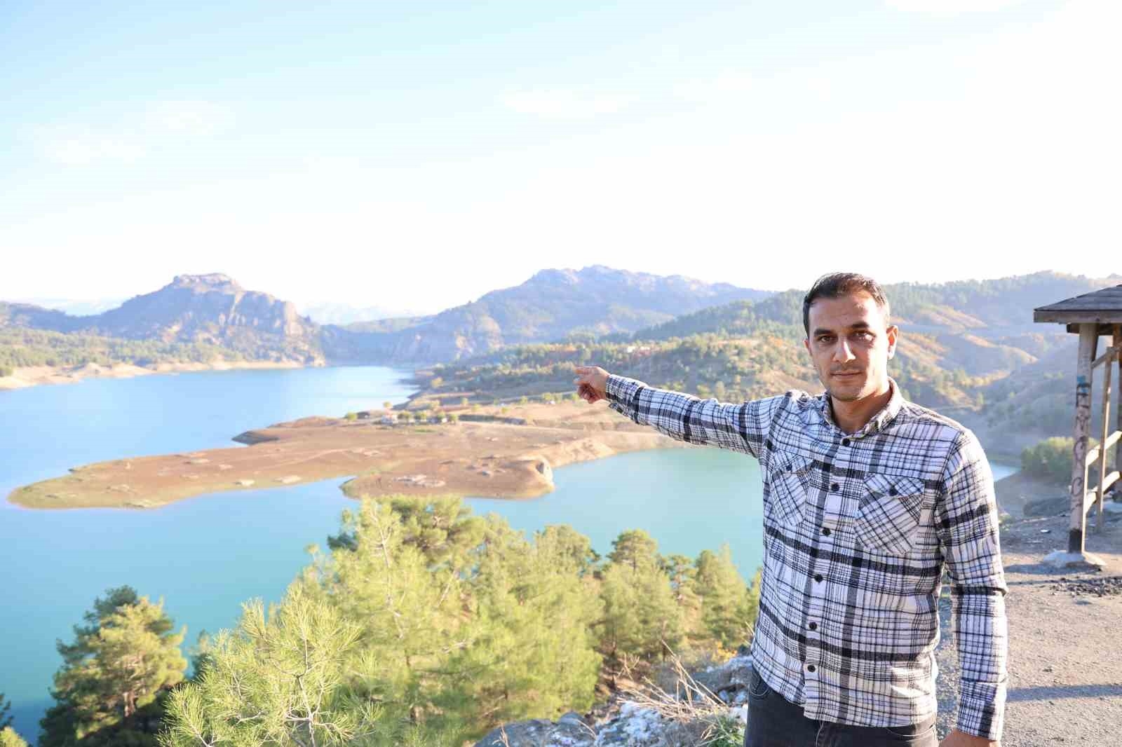 Sular çekildi eski köy ortaya çıktı