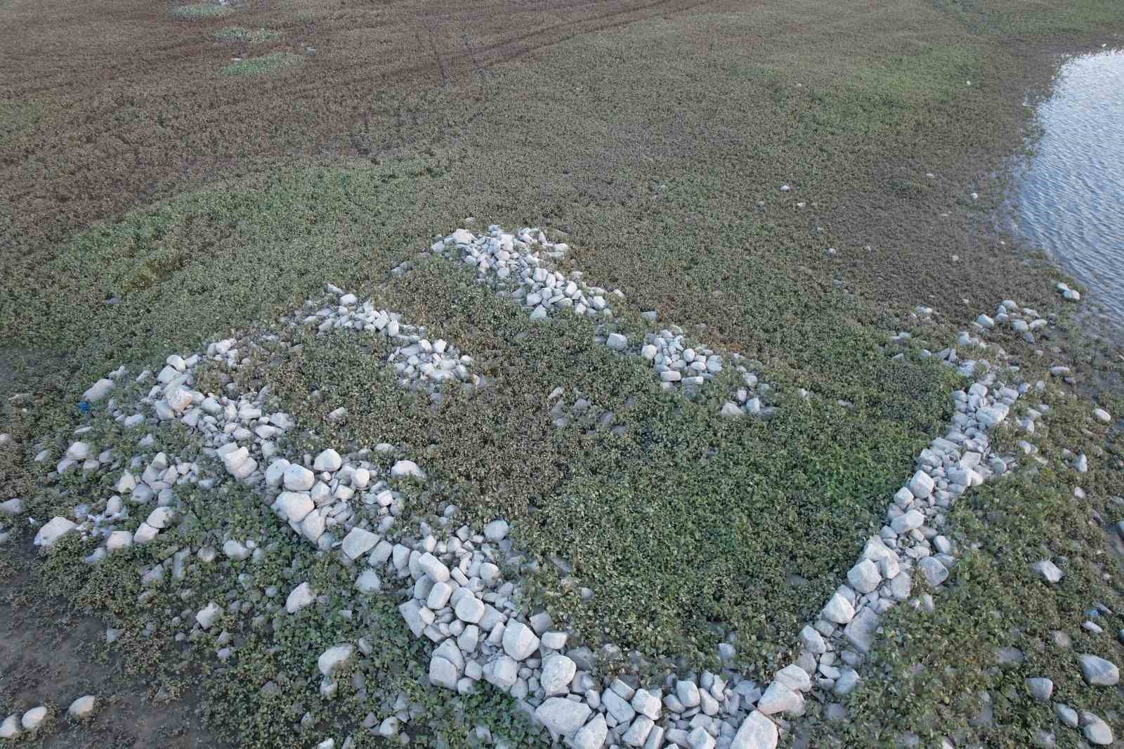 Sular çekildi eski köy ortaya çıktı