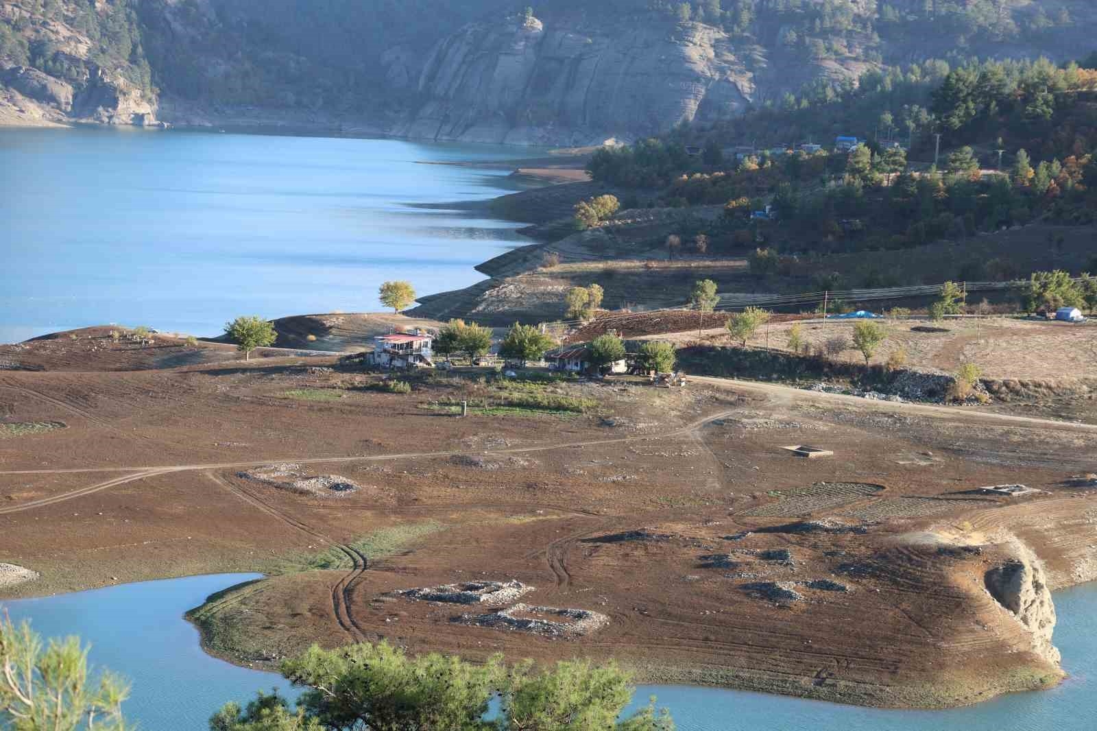Sular çekildi eski köy ortaya çıktı