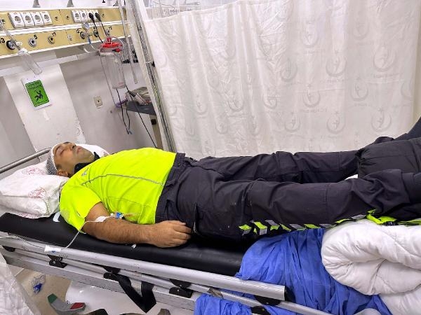 Sürücüsünün 'Dur' ihtarına uymadığı otomobil, trafik polisine çarptı