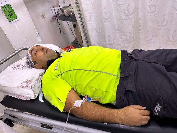 Sürücüsünün 'Dur' ihtarına uymadığı otomobil, trafik polisine çarptı