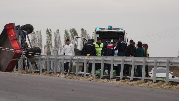 TIR ile traktör çarpışmasının sonu acı oldu