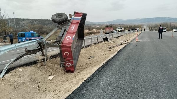 TIR ile traktör çarpışmasının sonu acı oldu