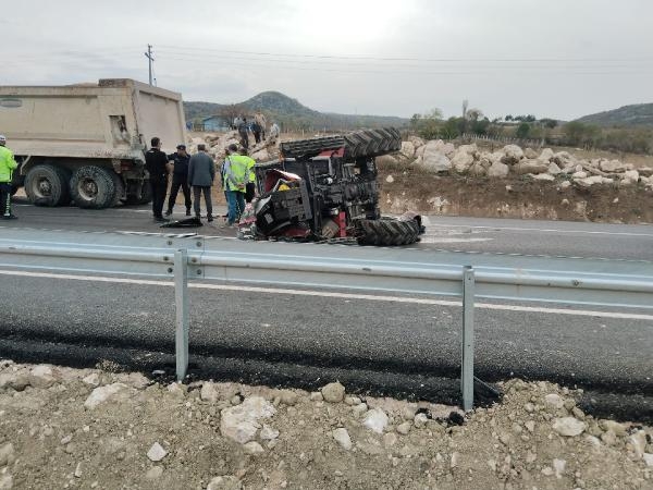 TIR ile traktör çarpışmasının sonu acı oldu