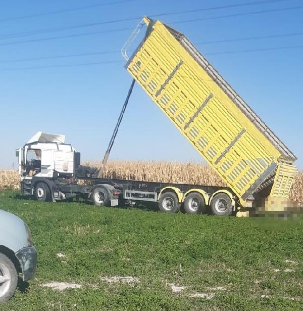 Toprak boşaltırken elektrik akımına kapılan kamyon şoförü öldü
