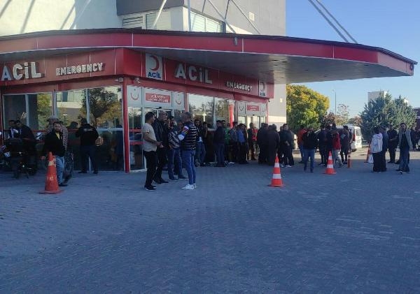 Toprak boşaltırken elektrik akımına kapılan kamyon şoförü öldü