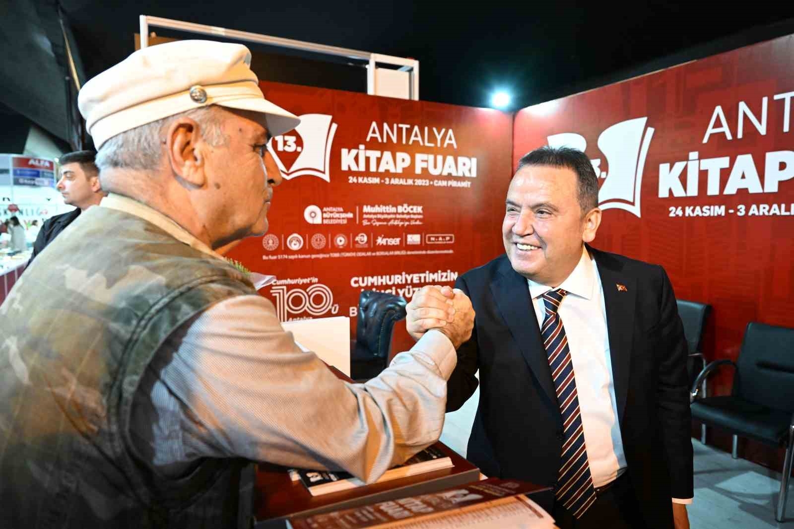 Yazarlar, 13. Antalya Kitap Fuarı'nda okurlarıyla buluşuyor