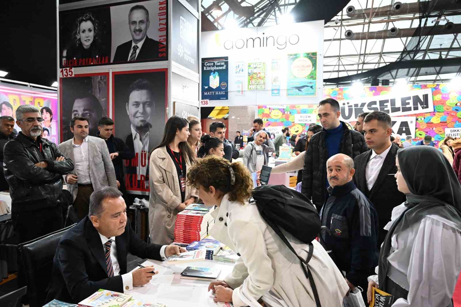 Yazarlar, 13. Antalya Kitap Fuarı'nda okurlarıyla buluşuyor