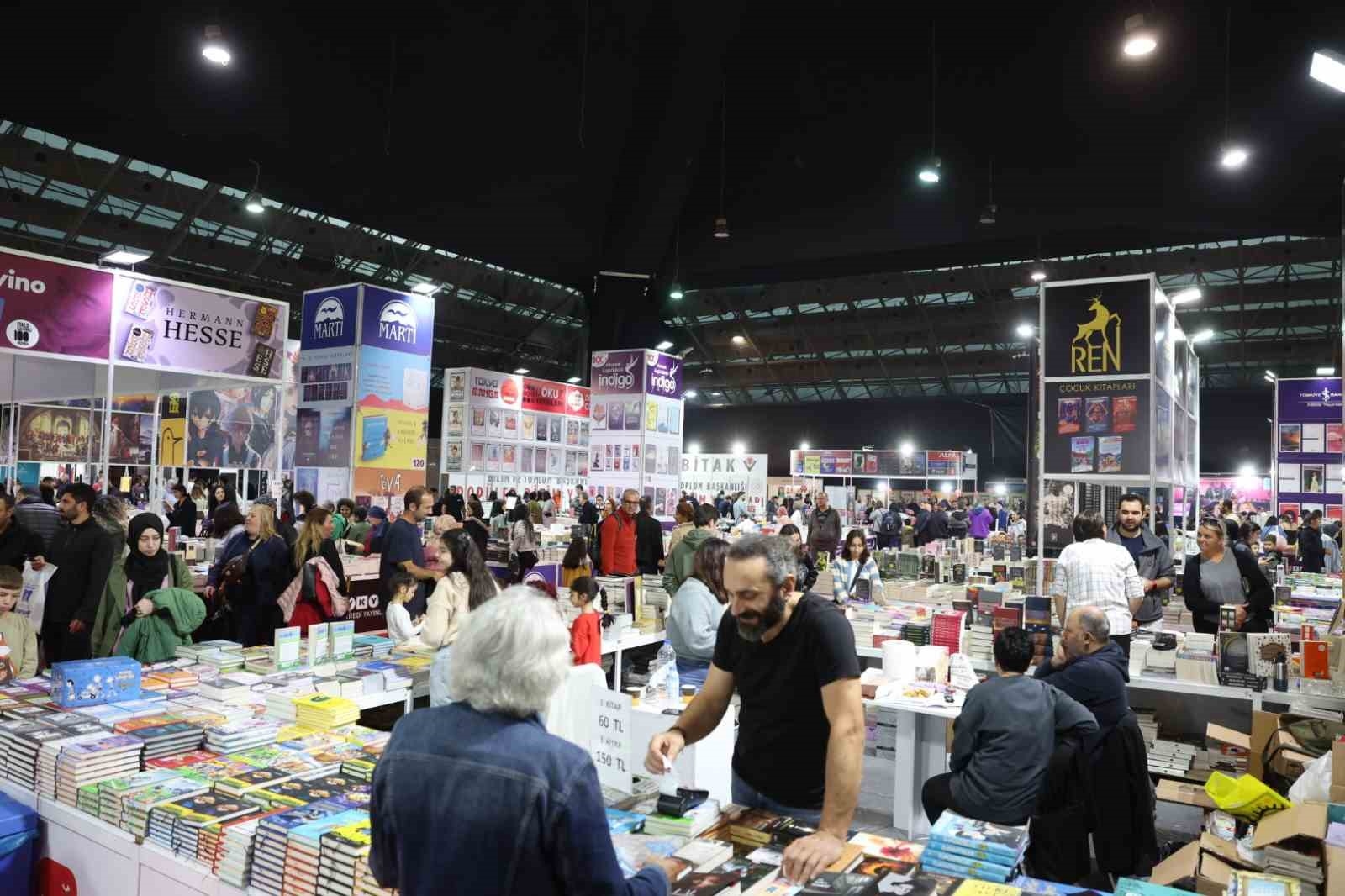 Yazarlar, 13. Antalya Kitap Fuarı'nda okurlarıyla buluşuyor