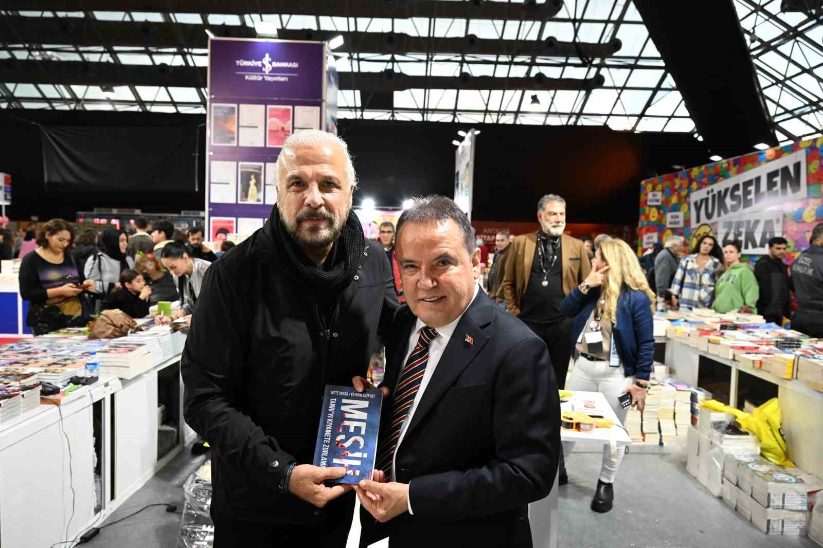 Yazarlar, 13. Antalya Kitap Fuarı'nda okurlarıyla buluşuyor