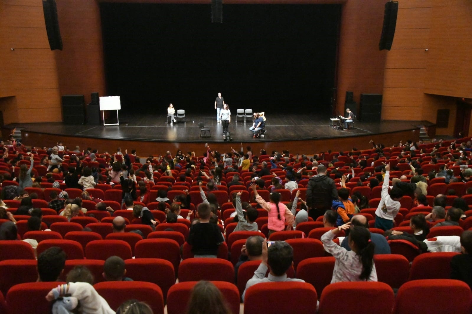 Yenişehir Belediyesi 9 günlük tiyatro festivalinde 13 bin sanatseveri ağırladı