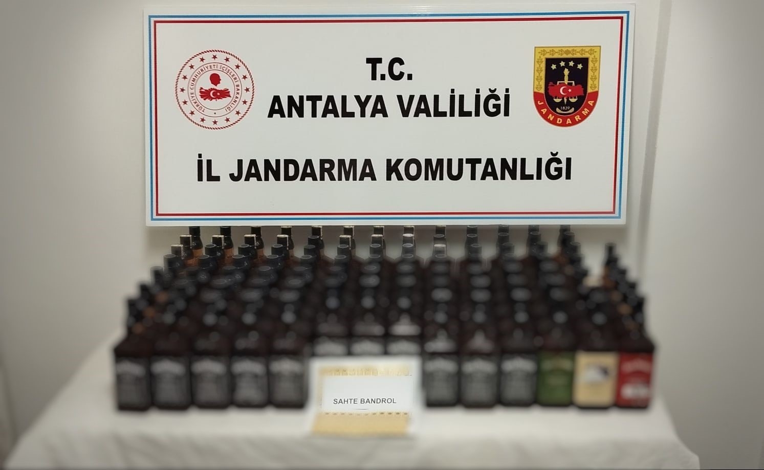 Yolcu otobüsünde 93 litrelik kaçaksahte alkollü içki ele geçirildi