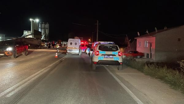 Yolun karşısına geçmek isterken çimento tankerinin çarpmasıyla öldü