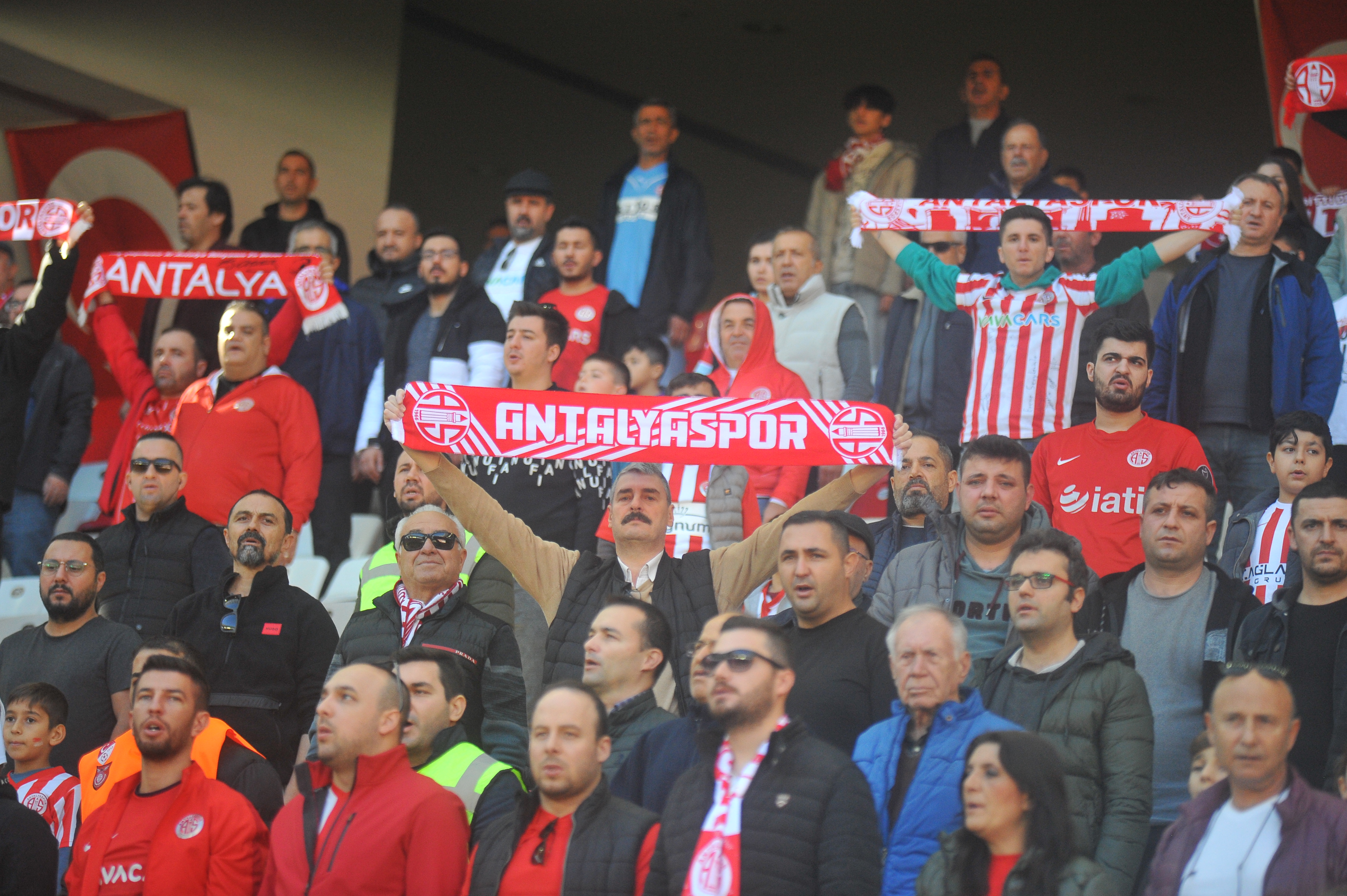 Tribünler de takımın formuna ortak oldu