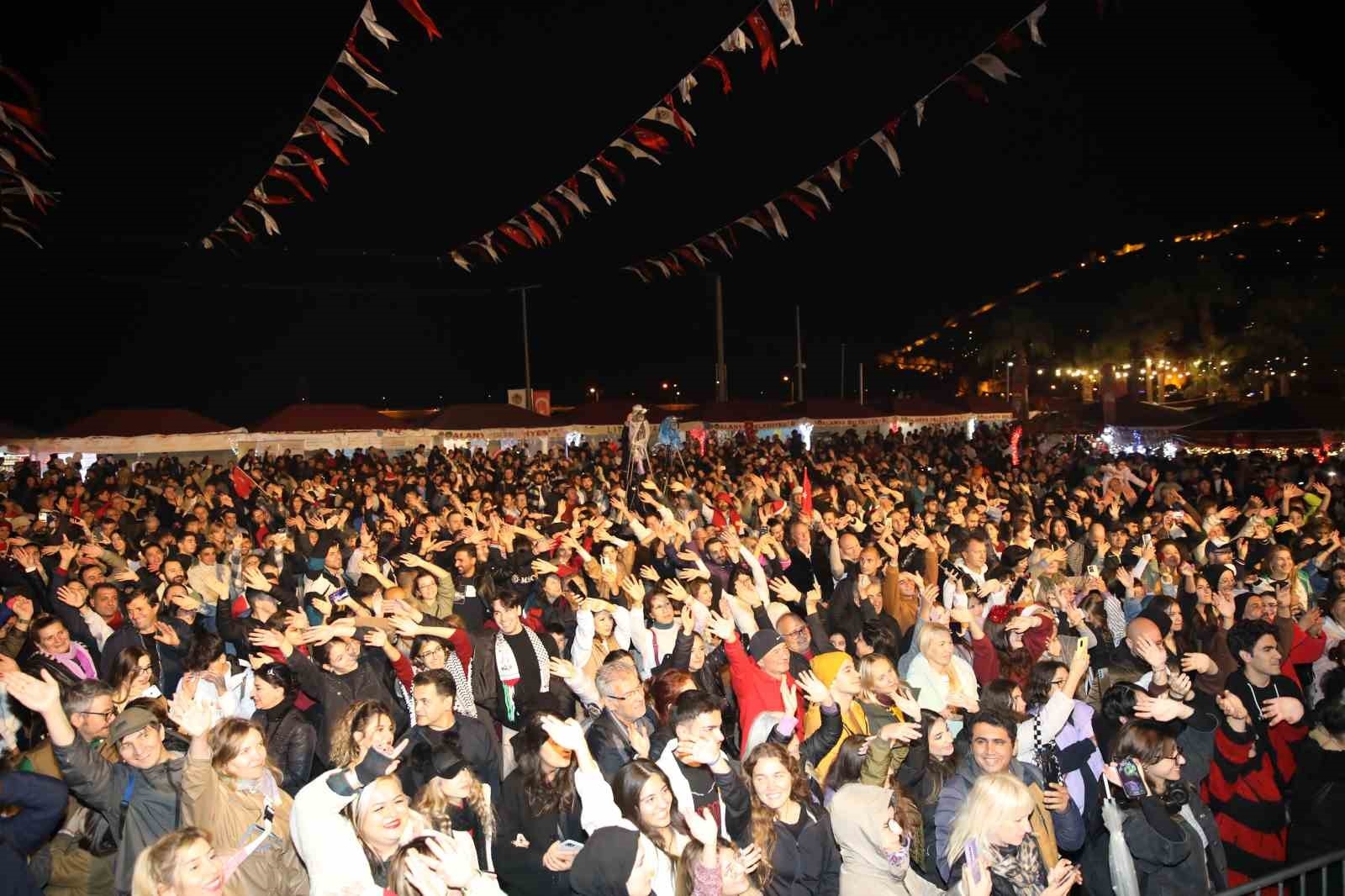 13. Alanya Uluslararası Yeni Yıl Pazarı renkli görüntülere sahne oldu