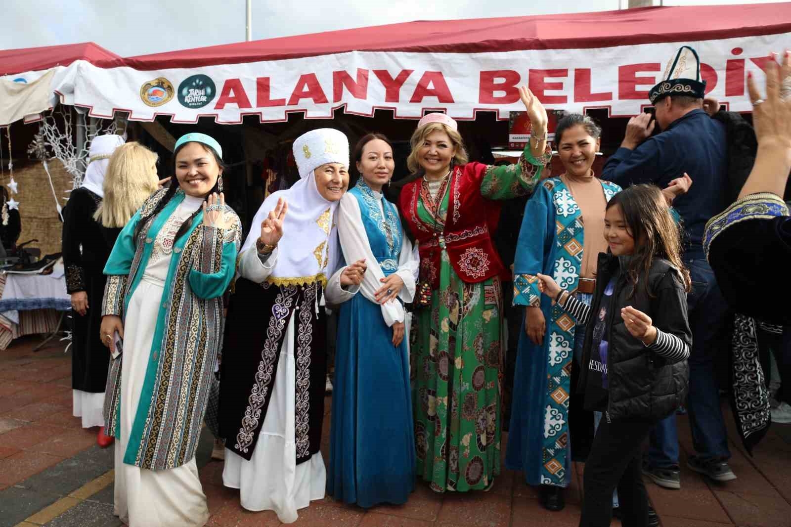 13. Alanya Uluslararası Yeni Yıl Pazarı renkli görüntülere sahne oldu