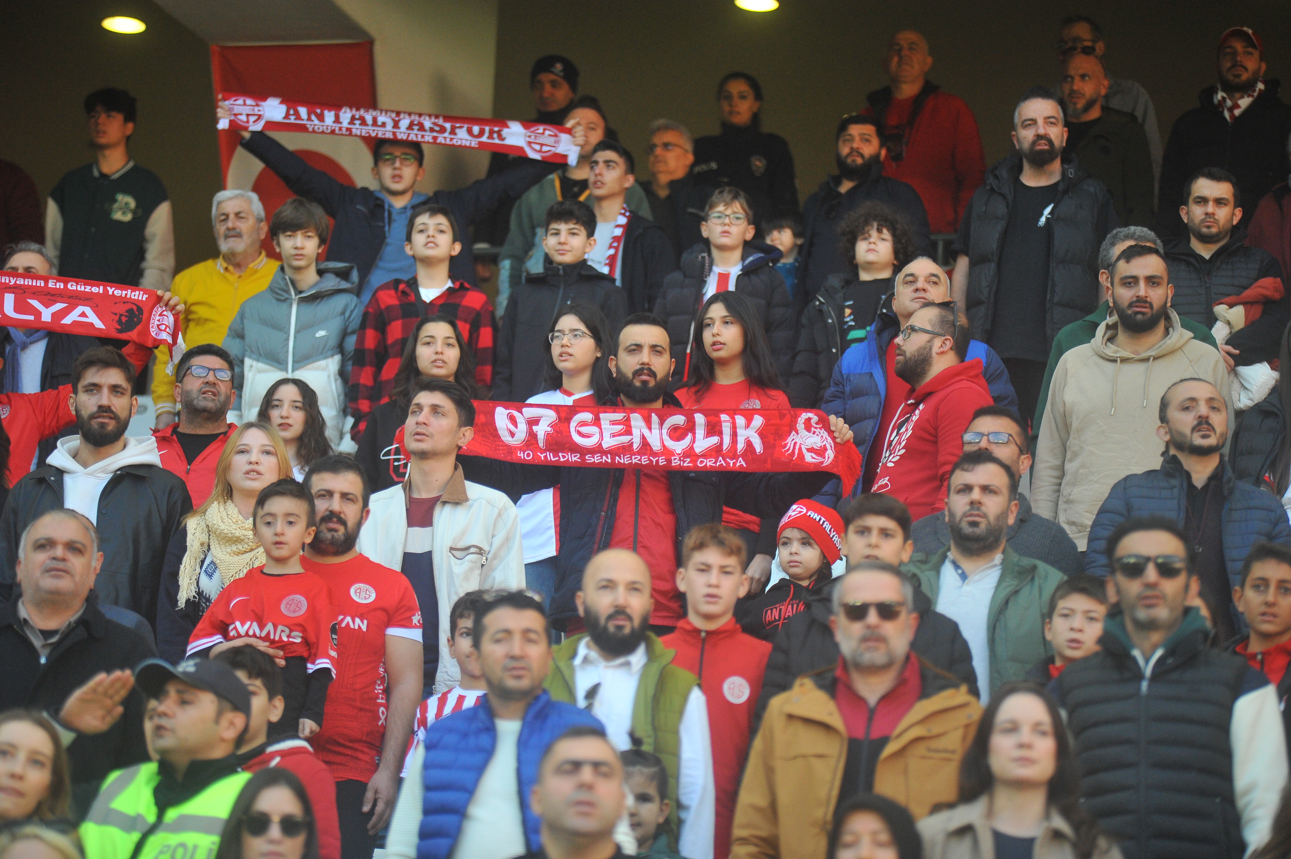 Tribünler de takımın formuna ortak oldu