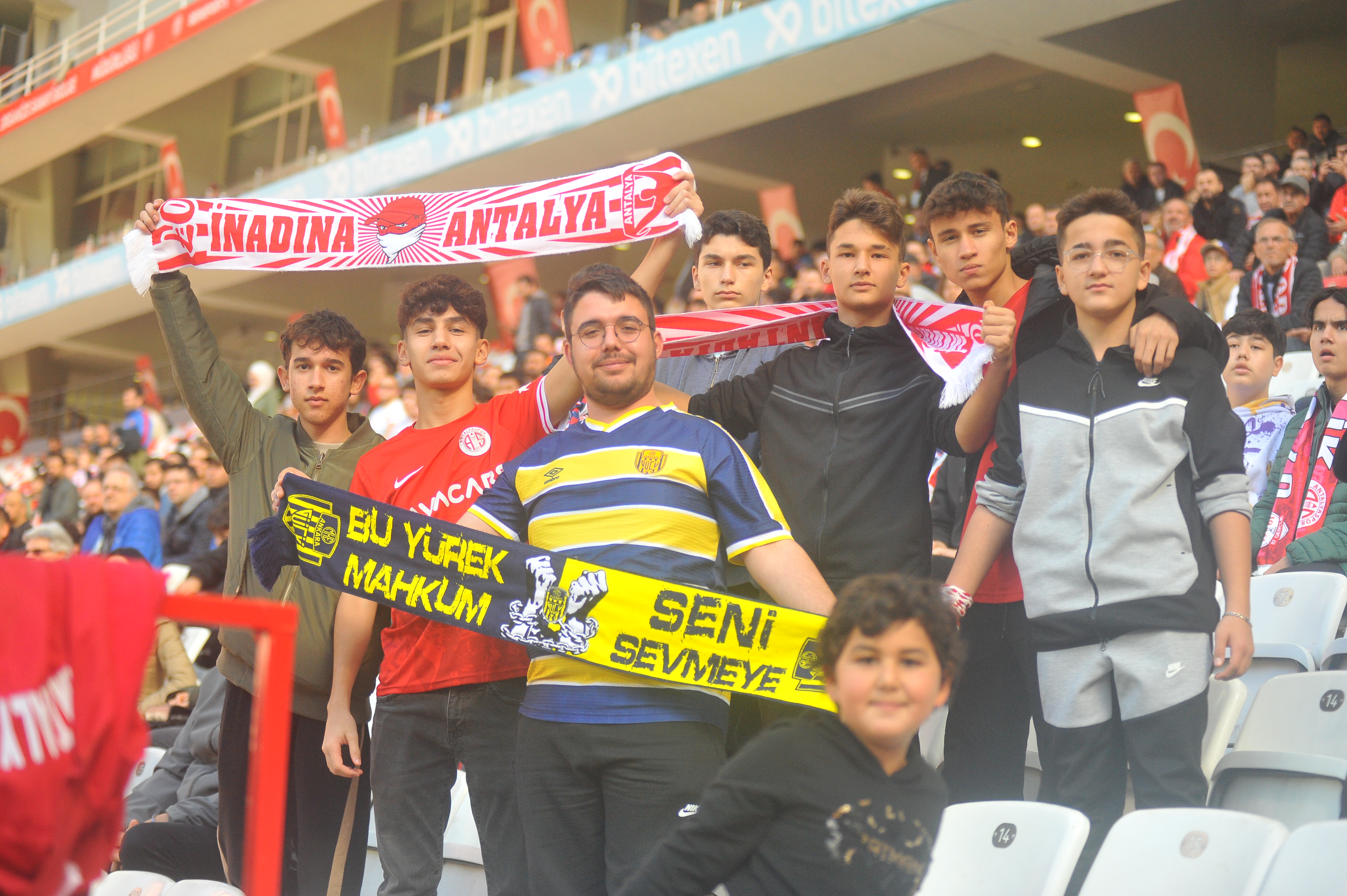 Tribünler de takımın formuna ortak oldu