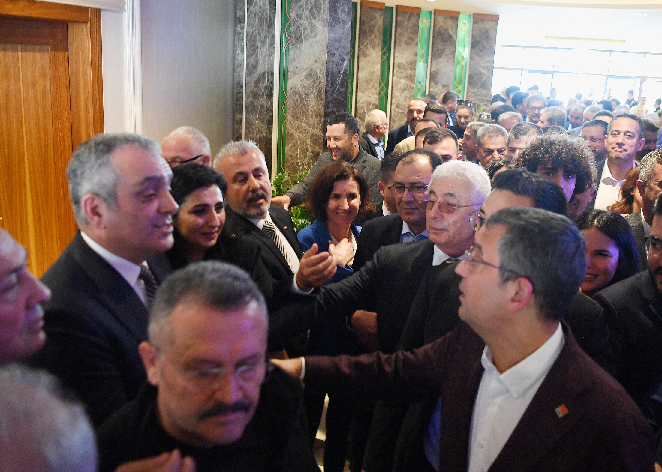 Esen ve Uysal Özel’i karşıladı