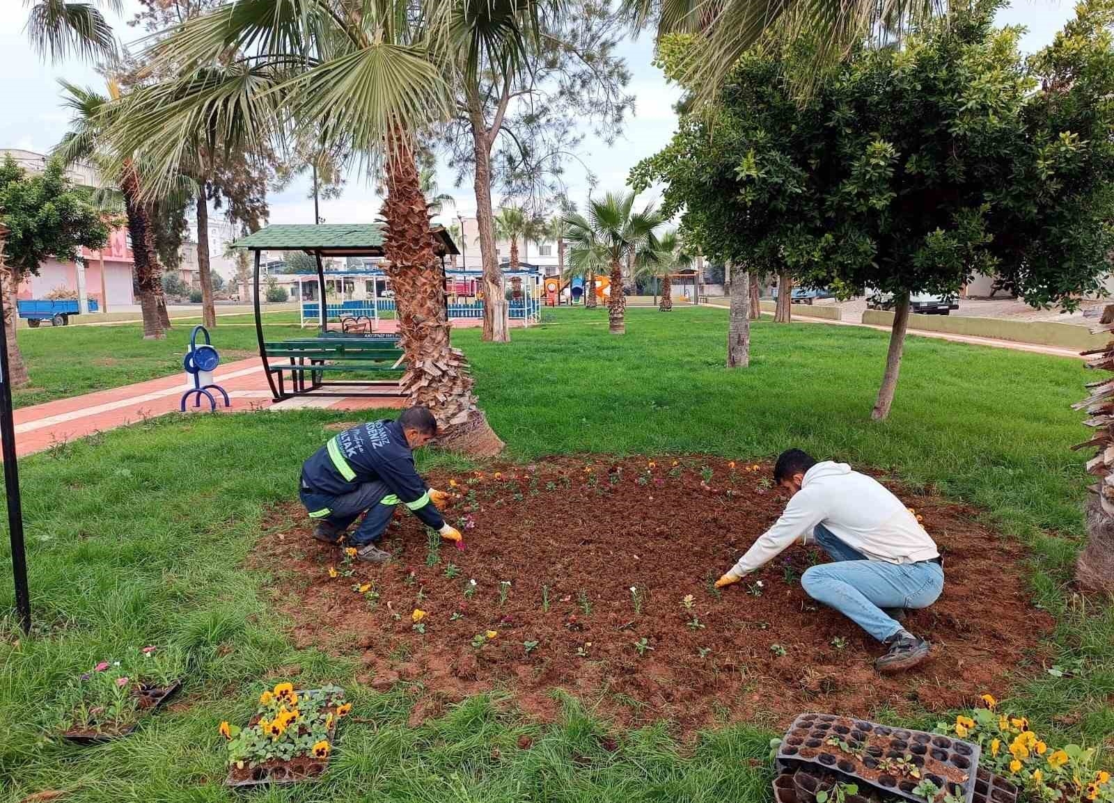 Akdeniz'de park, bahçe ve yeşil alanlar çiçekleniyor
