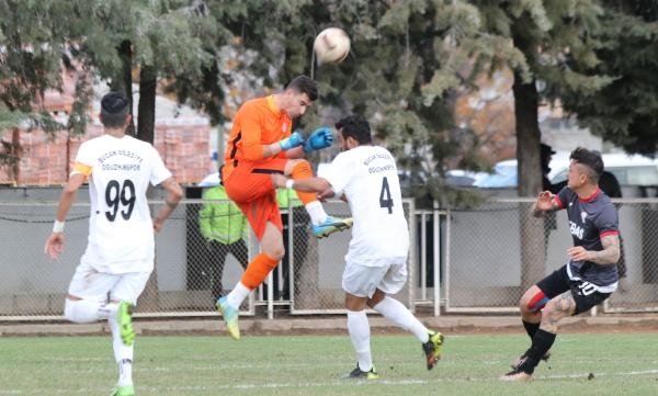 Amatör maçta 3'ü kırmızı toplam 15 kart çıktı