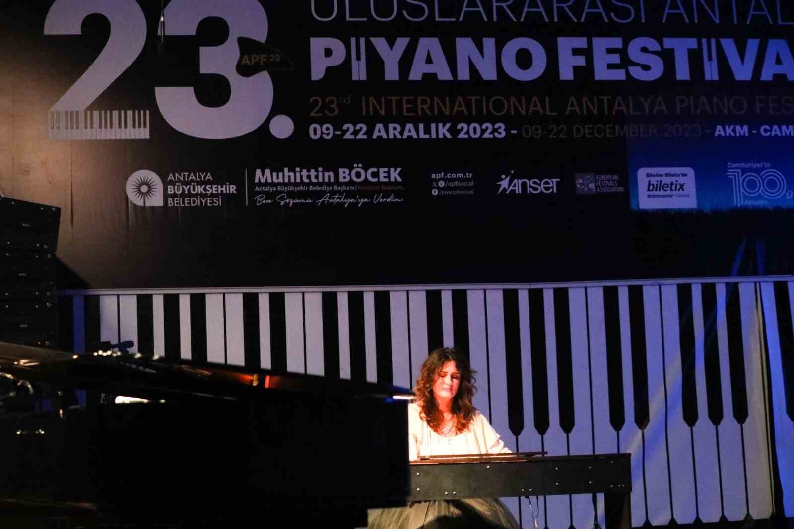 Anjelika Akbar'dan muhteşem konser