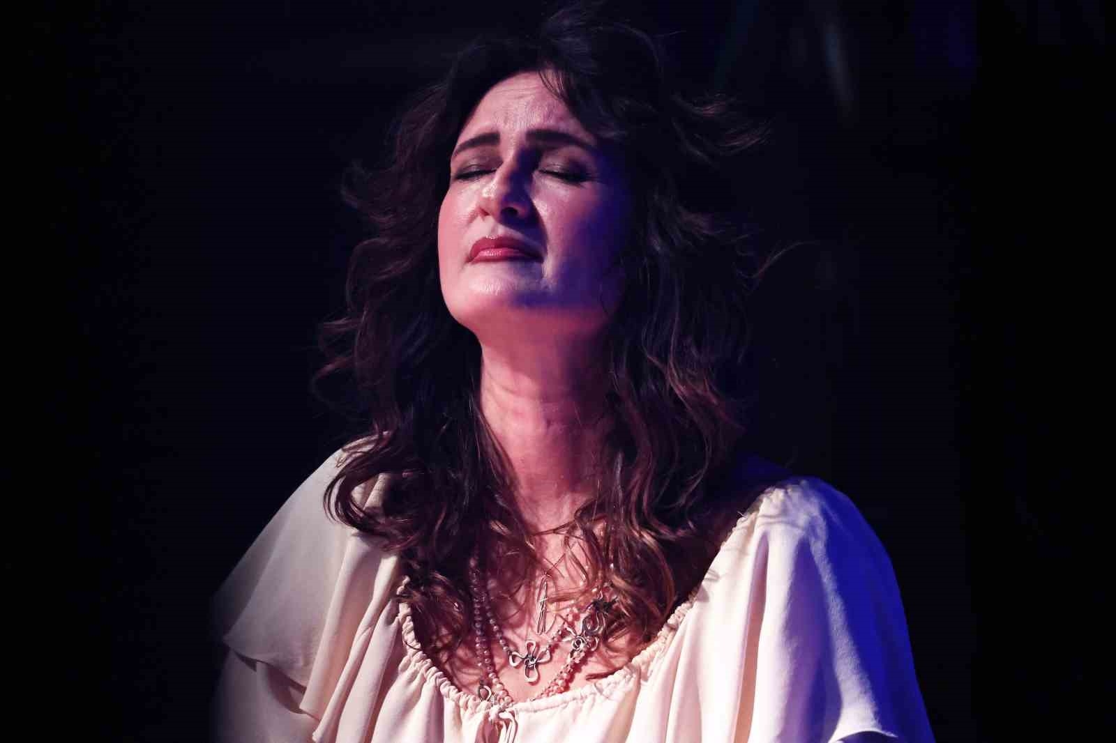 Anjelika Akbar'dan muhteşem konser