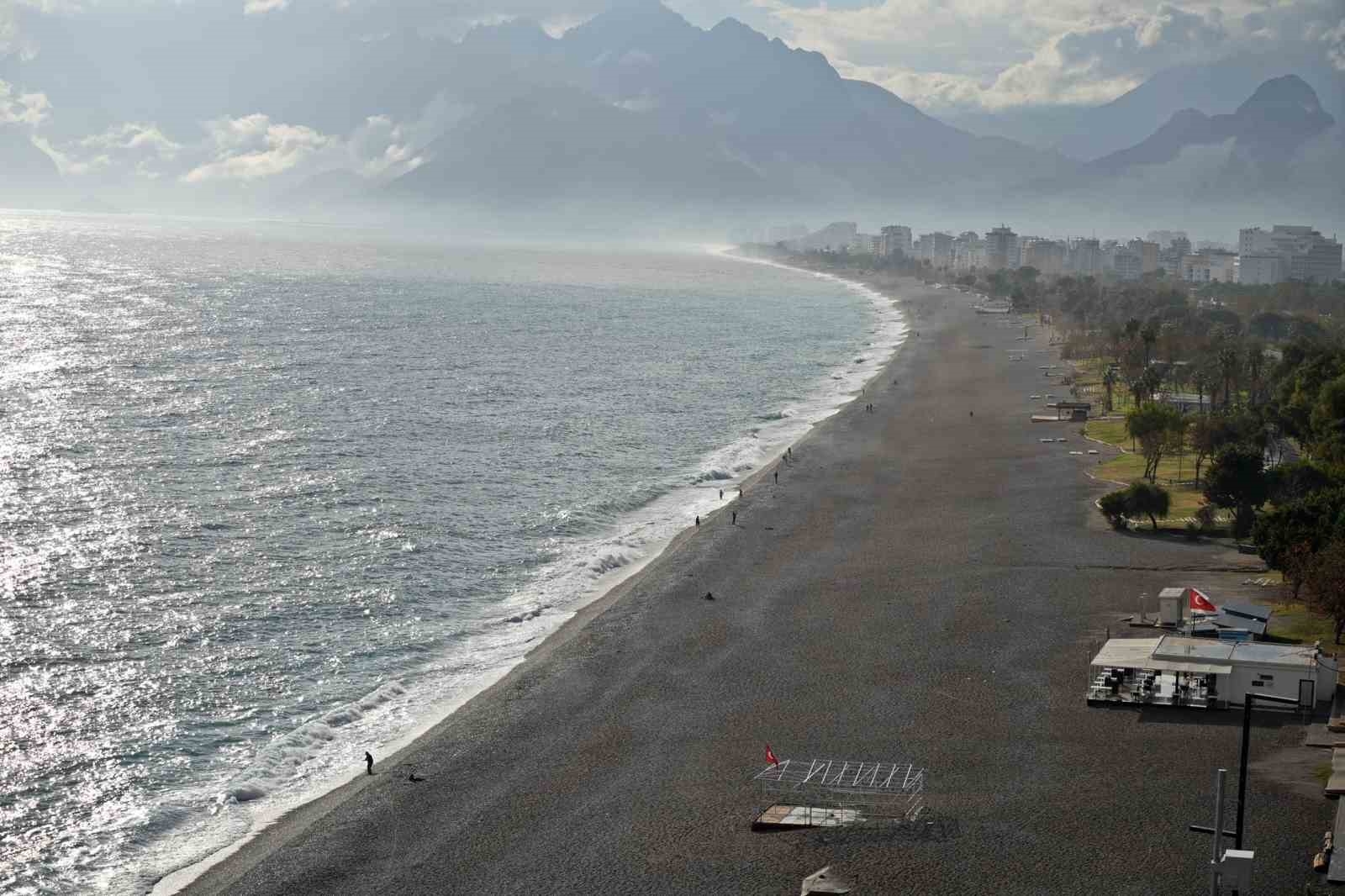 Antalya havasıyla şaşırtmaya devam ediyor: Öğlene kadar kış, sonrasında yaz