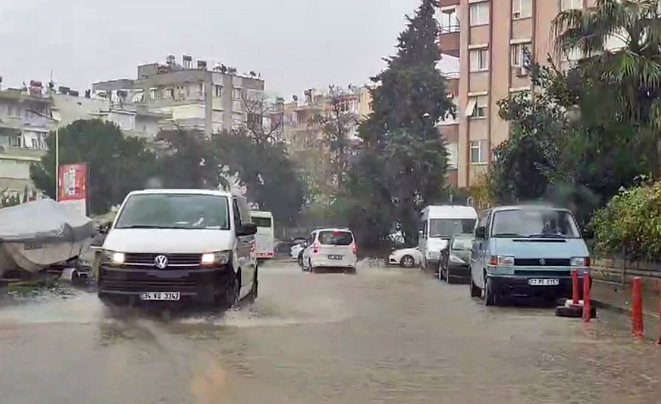 Antalya havasıyla şaşırtmaya devam ediyor: Öğlene kadar kış, sonrasında yaz