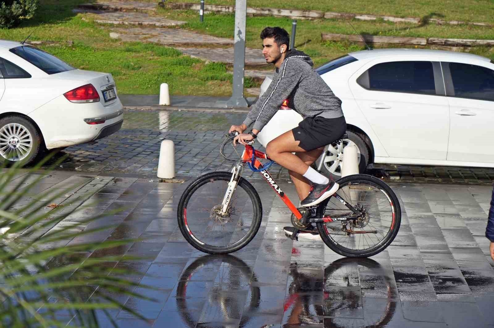 Antalya havasıyla şaşırtmaya devam ediyor: Öğlene kadar kış, sonrasında yaz
