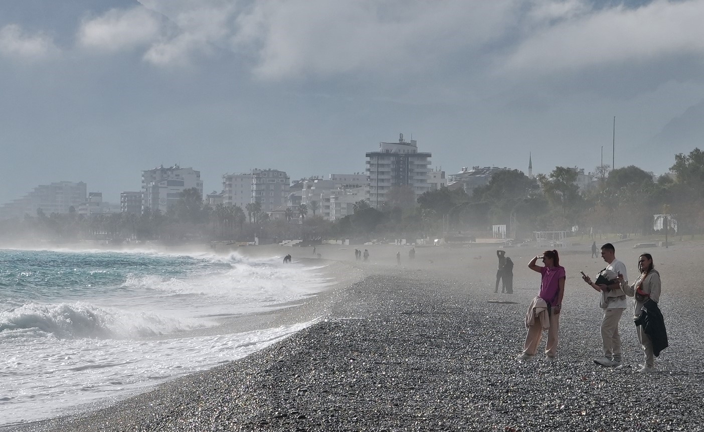 Antalya havasıyla şaşırtmaya devam ediyor: Öğlene kadar kış, sonrasında yaz