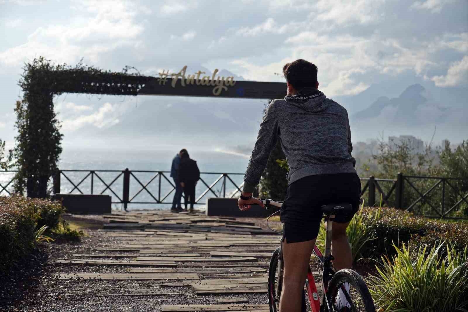 Antalya havasıyla şaşırtmaya devam ediyor: Öğlene kadar kış, sonrasında yaz