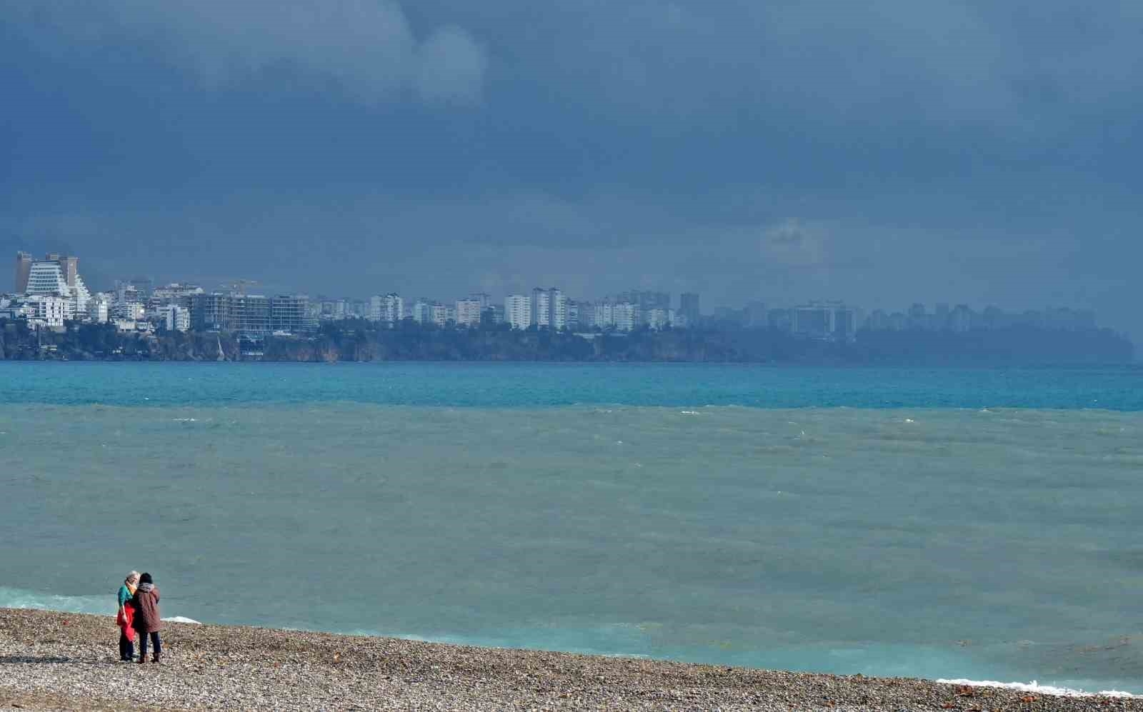 Antalya havasıyla şaşırtmaya devam ediyor: Öğlene kadar kış, sonrasında yaz