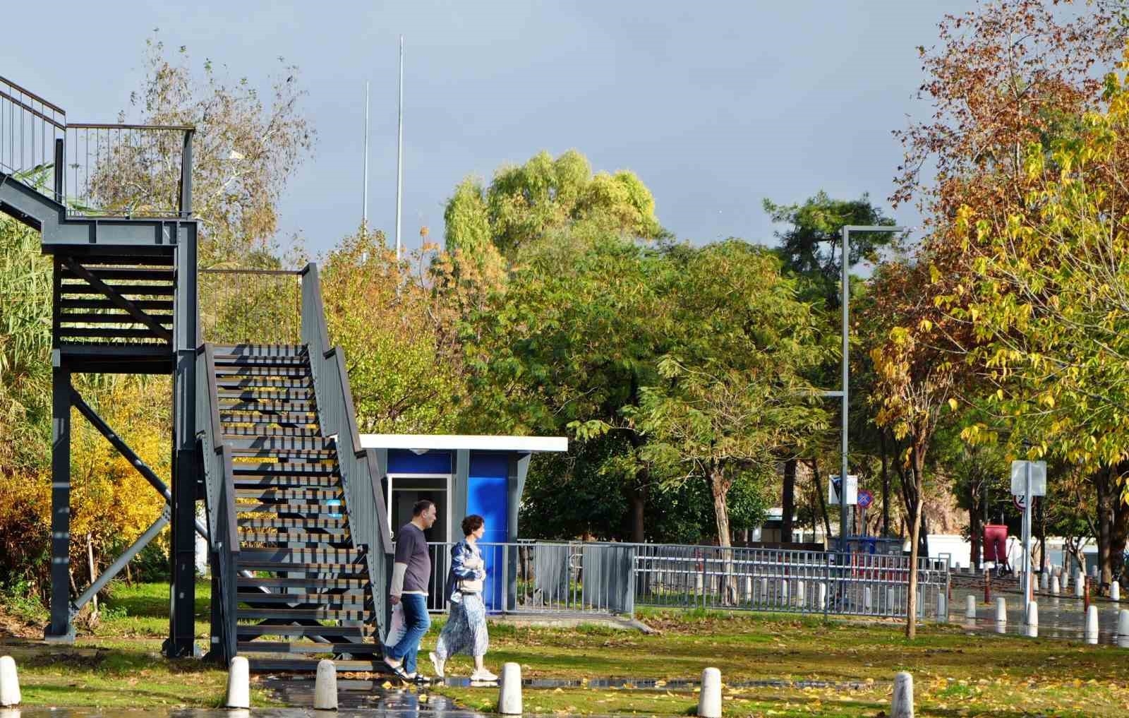 Antalya havasıyla şaşırtmaya devam ediyor: Öğlene kadar kış, sonrasında yaz