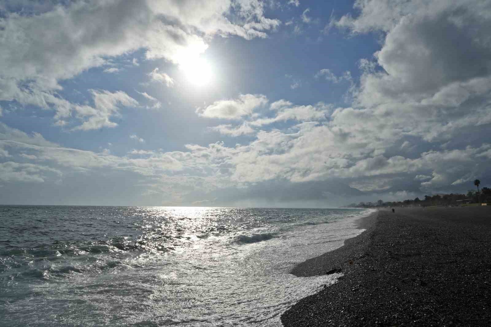 Antalya havasıyla şaşırtmaya devam ediyor: Öğlene kadar kış, sonrasında yaz