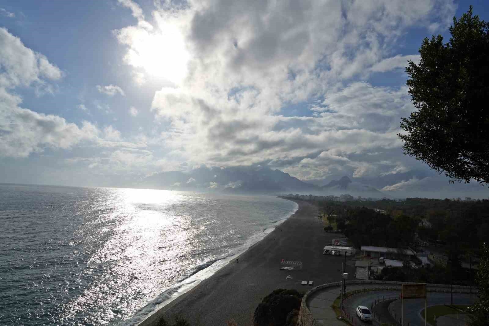 Antalya havasıyla şaşırtmaya devam ediyor: Öğlene kadar kış, sonrasında yaz