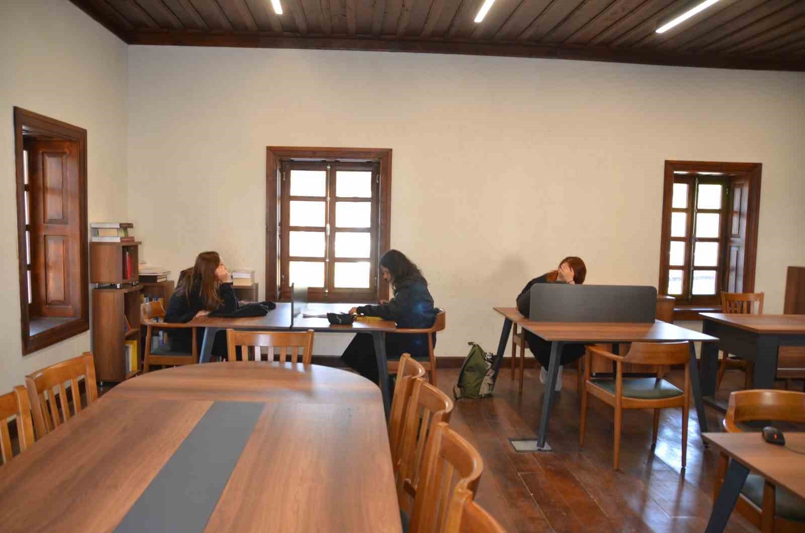 Antalya'da 90 yıllık "Taş Mektep" restore edilerek kütüphaneye dönüştürüldü