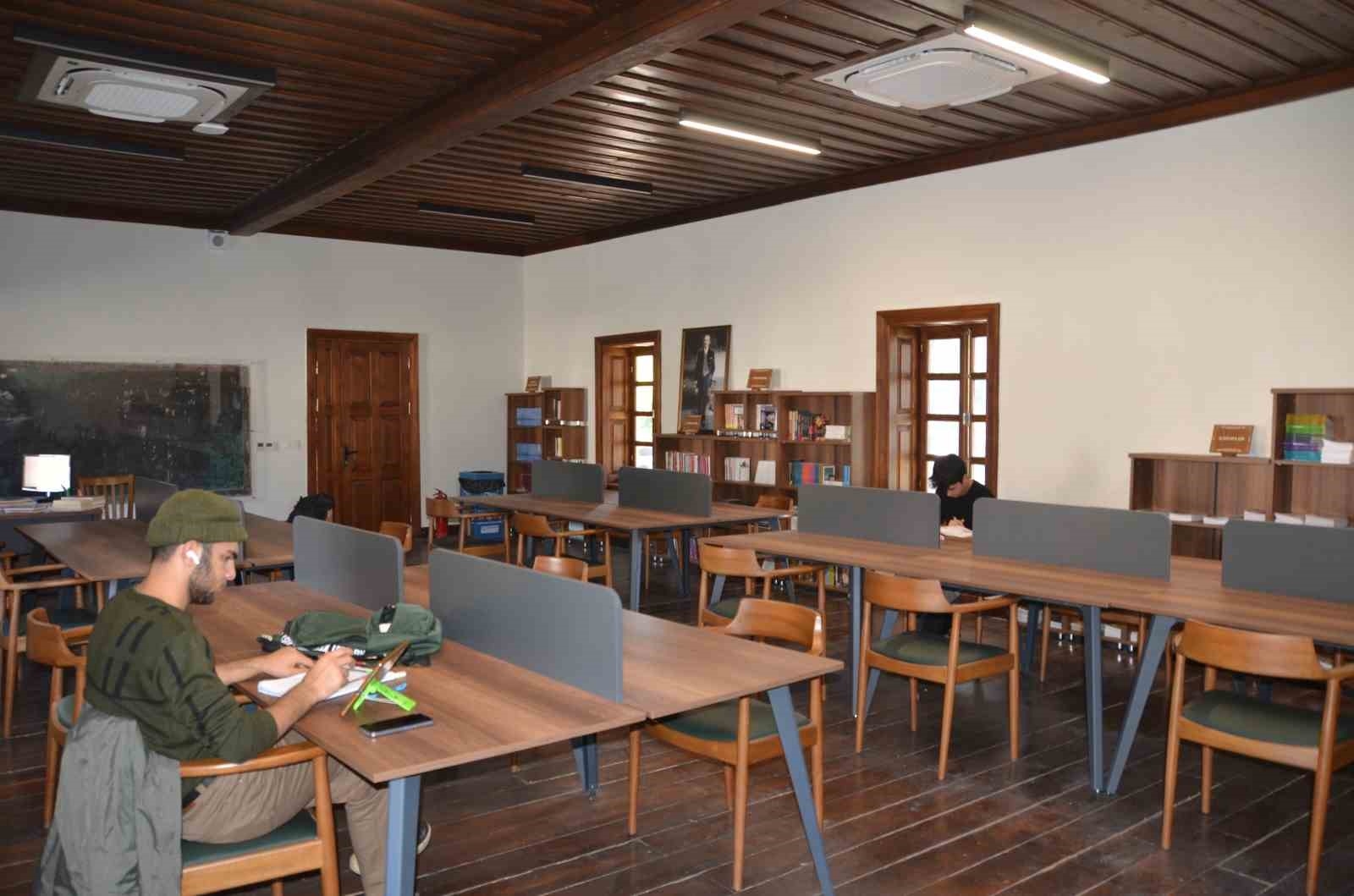 Antalya'da 90 yıllık "Taş Mektep" restore edilerek kütüphaneye dönüştürüldü