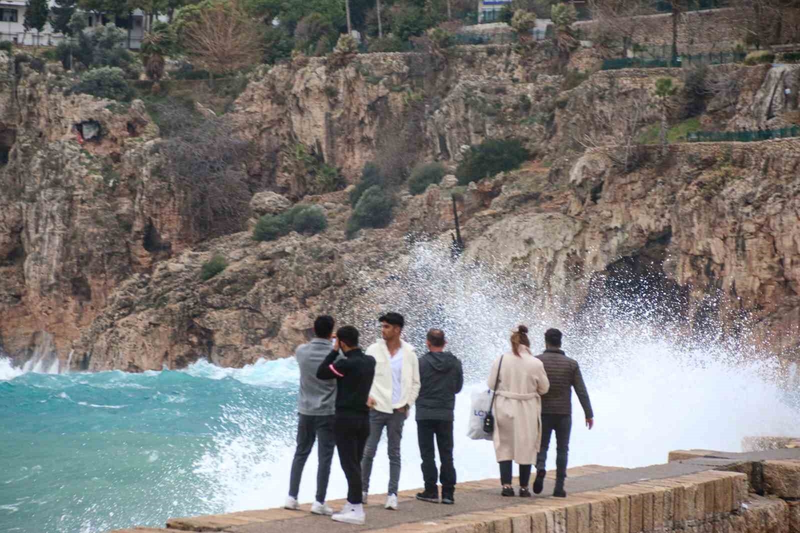 Antalya'da fırtına 30 metrelik dalgalar oluşturdu